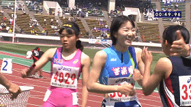 日本兵库县女子田径接力赛中出现的选手们奋力拼搏之场面